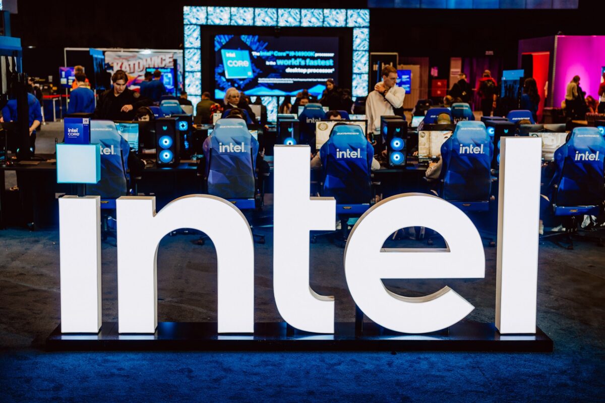 Wielki napis Intel przed strefą gamingową na targach IEM Katowice 2024