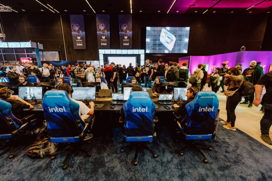 Hala Expo z rzędami stanowisk gamingowych Intel i tłumem zwiedzających, IEM Katowice 2024