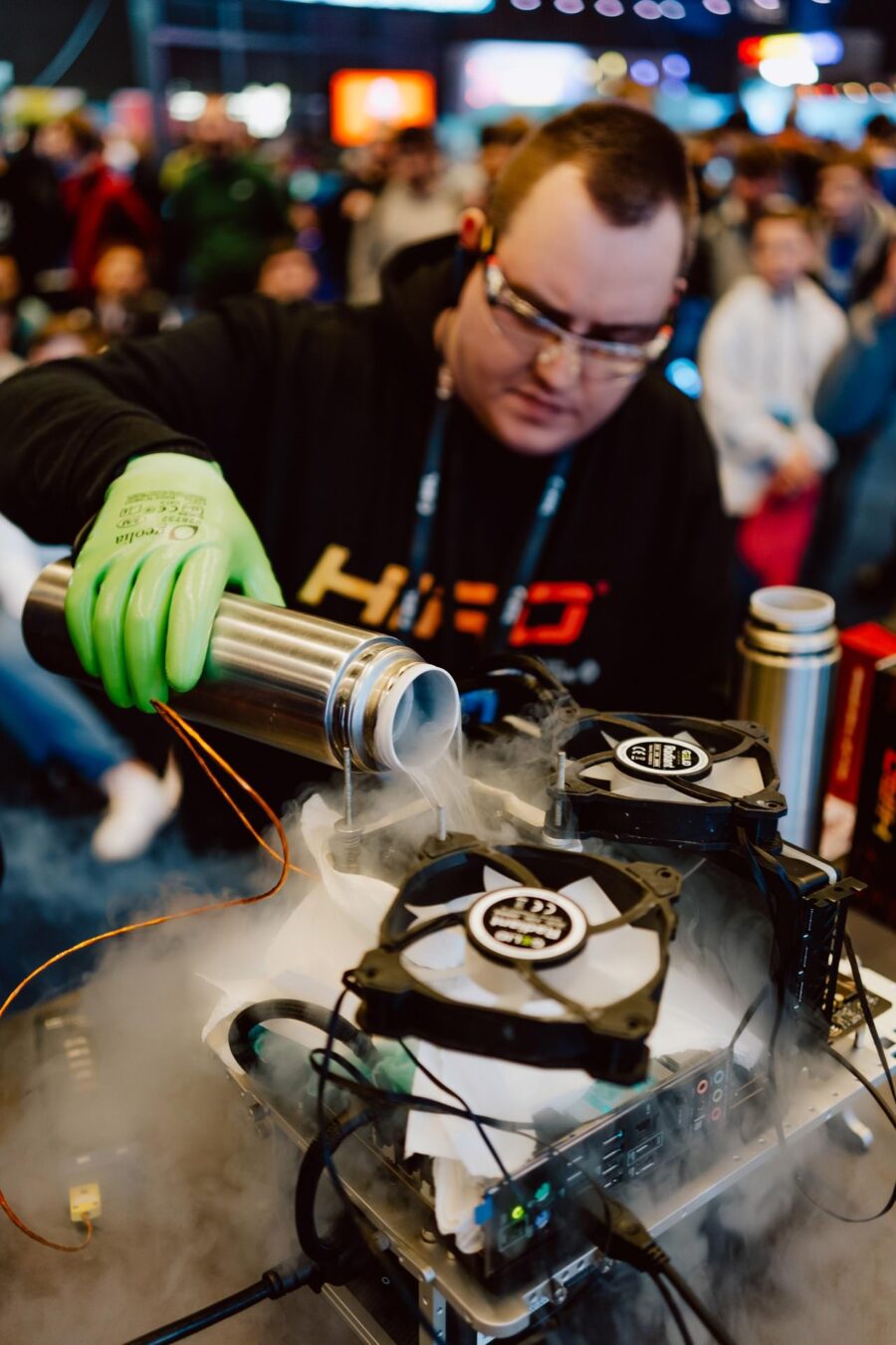 Overclocker wlewa ciekły azot do chłodzenia procesora, IEM Katowice 2024