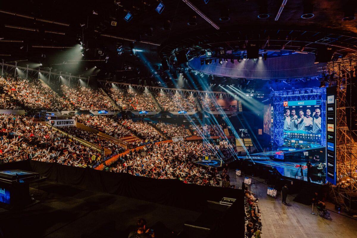 Panorama pełnej areny Spodka podczas meczu, IEM Katowice 2024