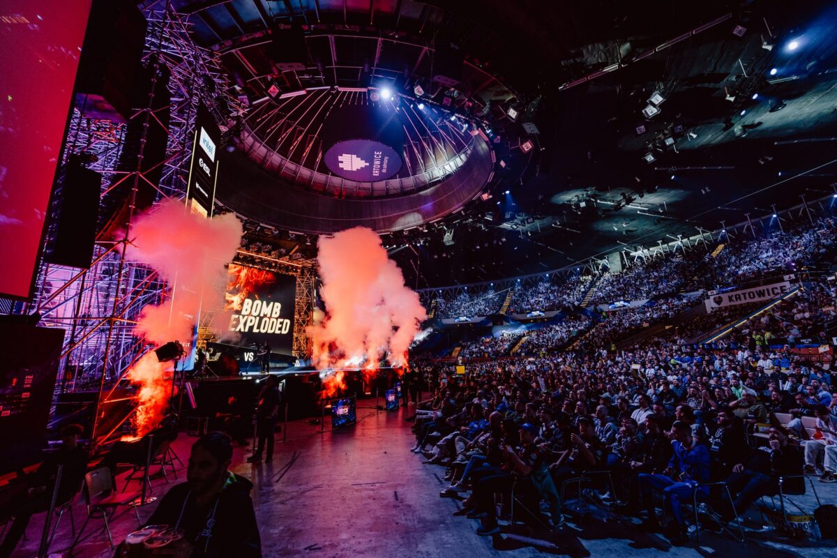 Pirotechnika i dym nad sceną w Spodku podczas finału, IEM Katowice 2024