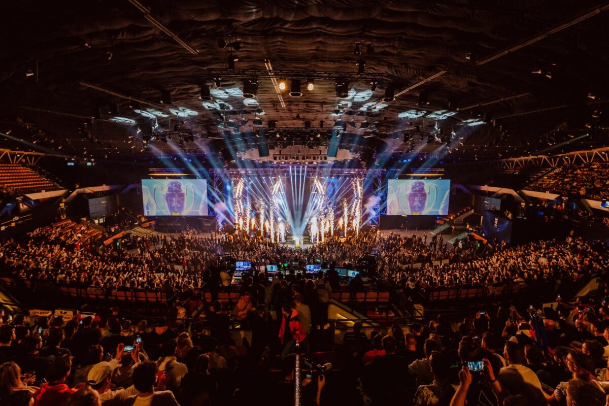 Pirotechnika iskrowa na scenie głównej przed pełną widownią, IEM Katowice 2024