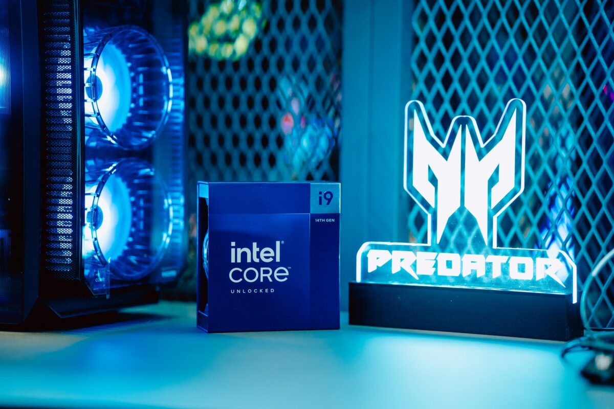 Pudełko Intel Core i9 obok podświetlonego logo Predator na stoisku, IEM Katowice 2024