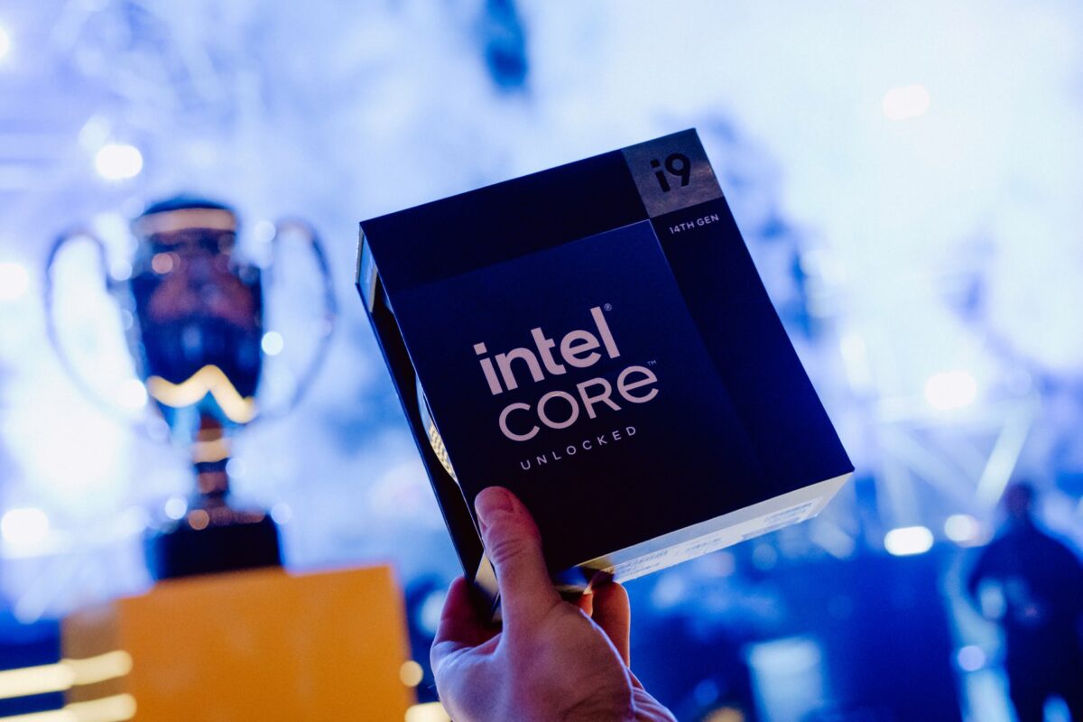 Procesor Intel Core i9 na tle pucharu IEM Katowice 2024