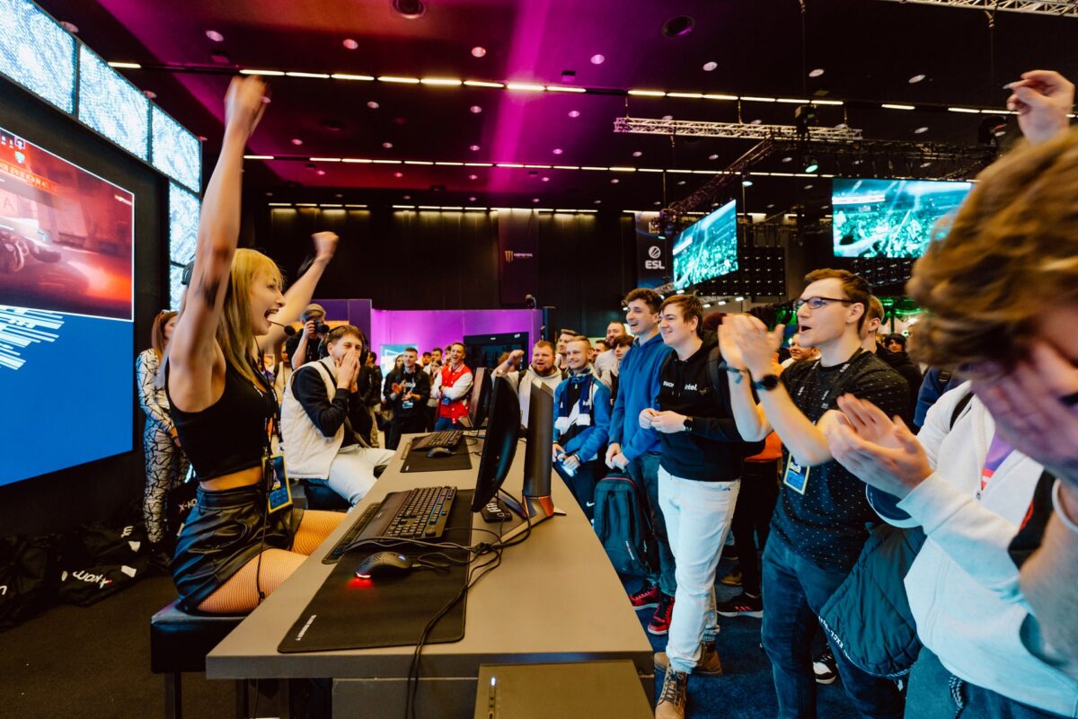 Prowadząca cieszy się z wygranej razem z publicznością na scenie Intel, IEM Katowice 2024