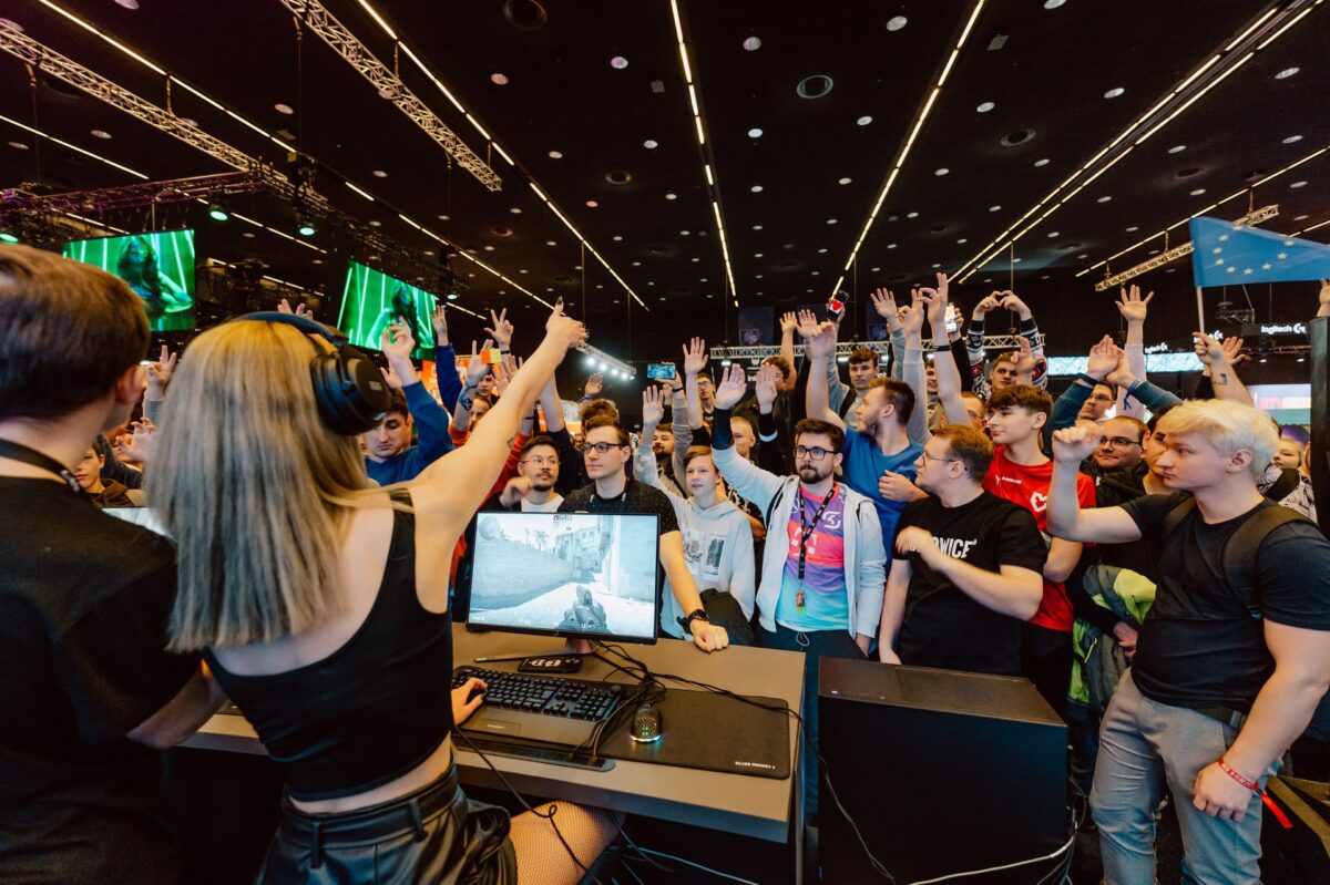 Publiczność z rękami w górze podczas pokazowego meczu na scenie Intel, IEM Katowice 2024