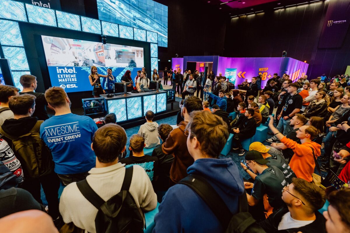 Publiczność przed sceną Intel Extreme Masters w hali Expo, IEM Katowice 2024