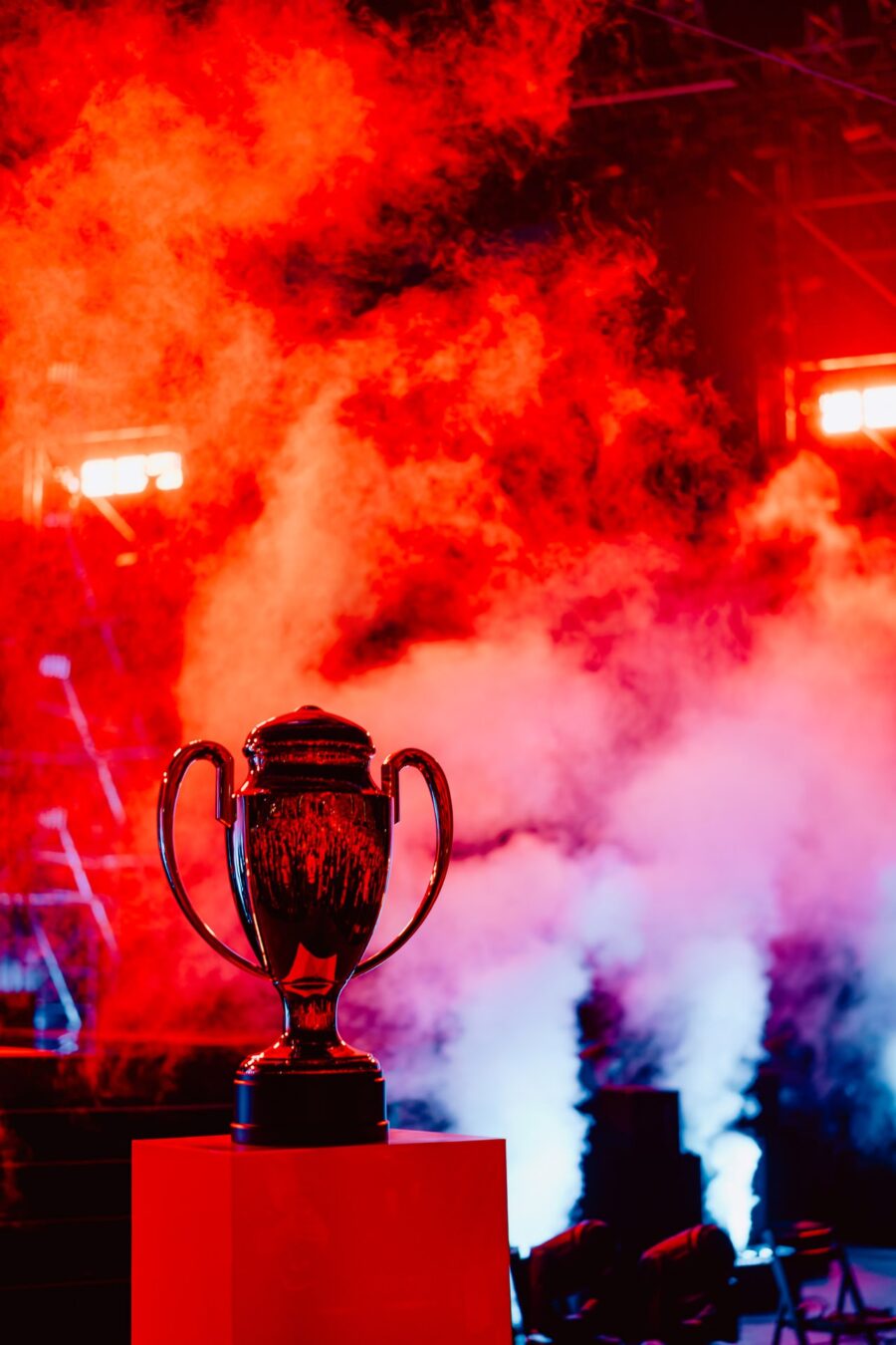 Puchar IEM w czerwonym świetle i dymie przed finałem w Spodku, IEM Katowice 2024