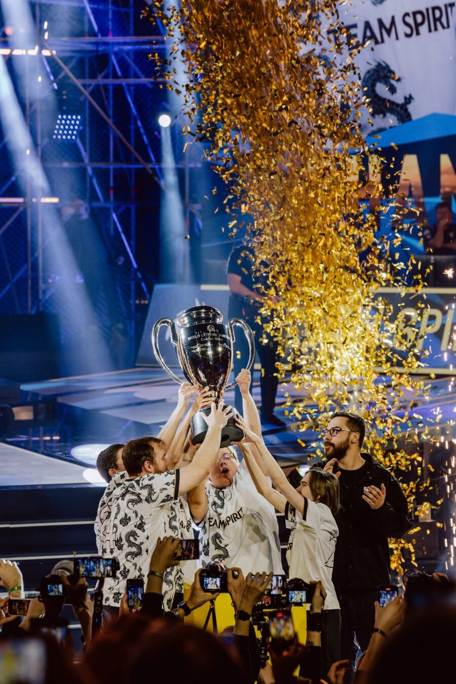 Zawodnicy Team Spirit unoszą puchar w deszczu złotego konfetti, IEM Katowice 2024