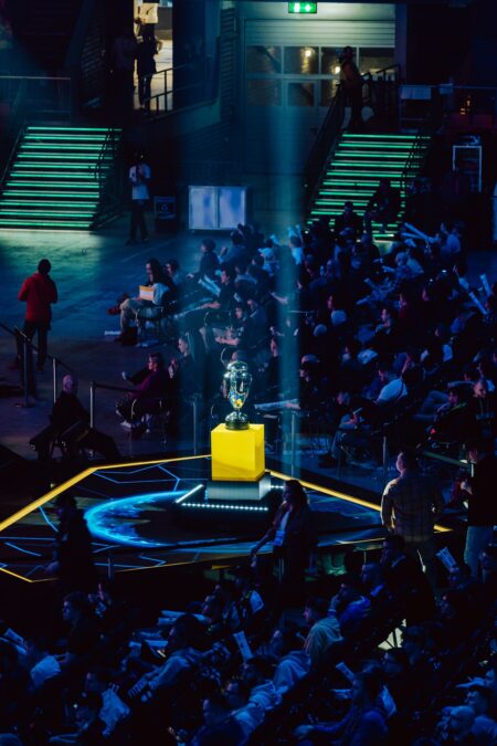 Puchar turniejowy na żółtym cokole pośrodku areny, IEM Katowice 2024