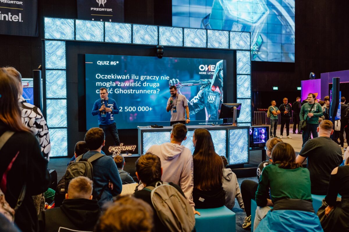 Quiz na scenie Intel z publicznością siedzącą przed ekranem LED, IEM Katowice 2024