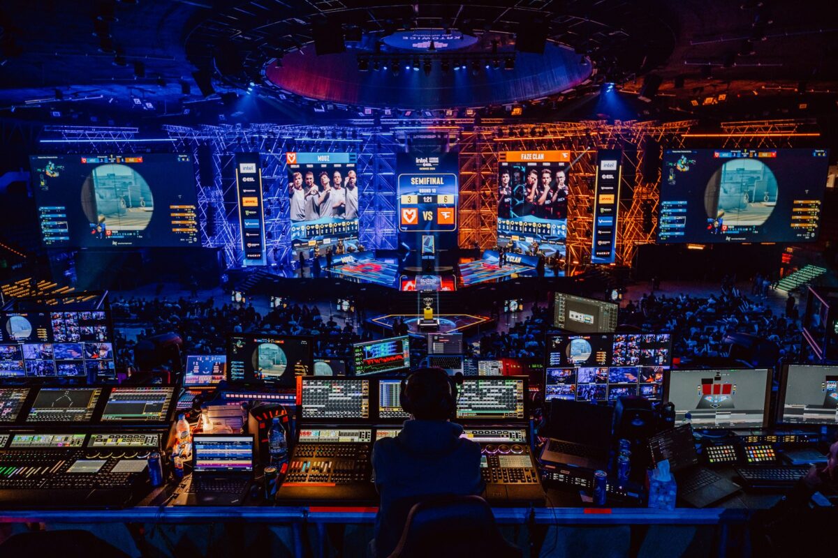 Stanowisko realizacji światła i dźwięku przed sceną półfinału, IEM Katowice 2024