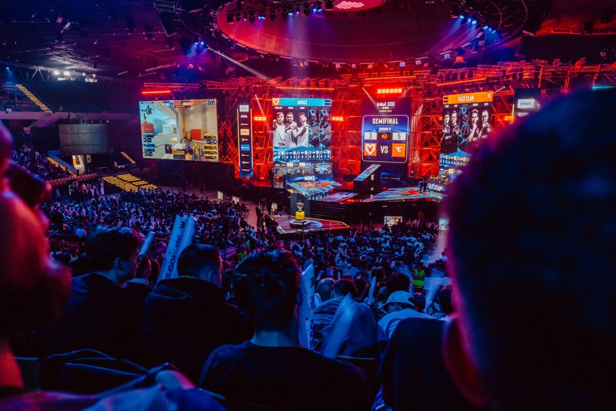 Scena w czerwonym świetle widziana zza głów kibiców, IEM Katowice 2024