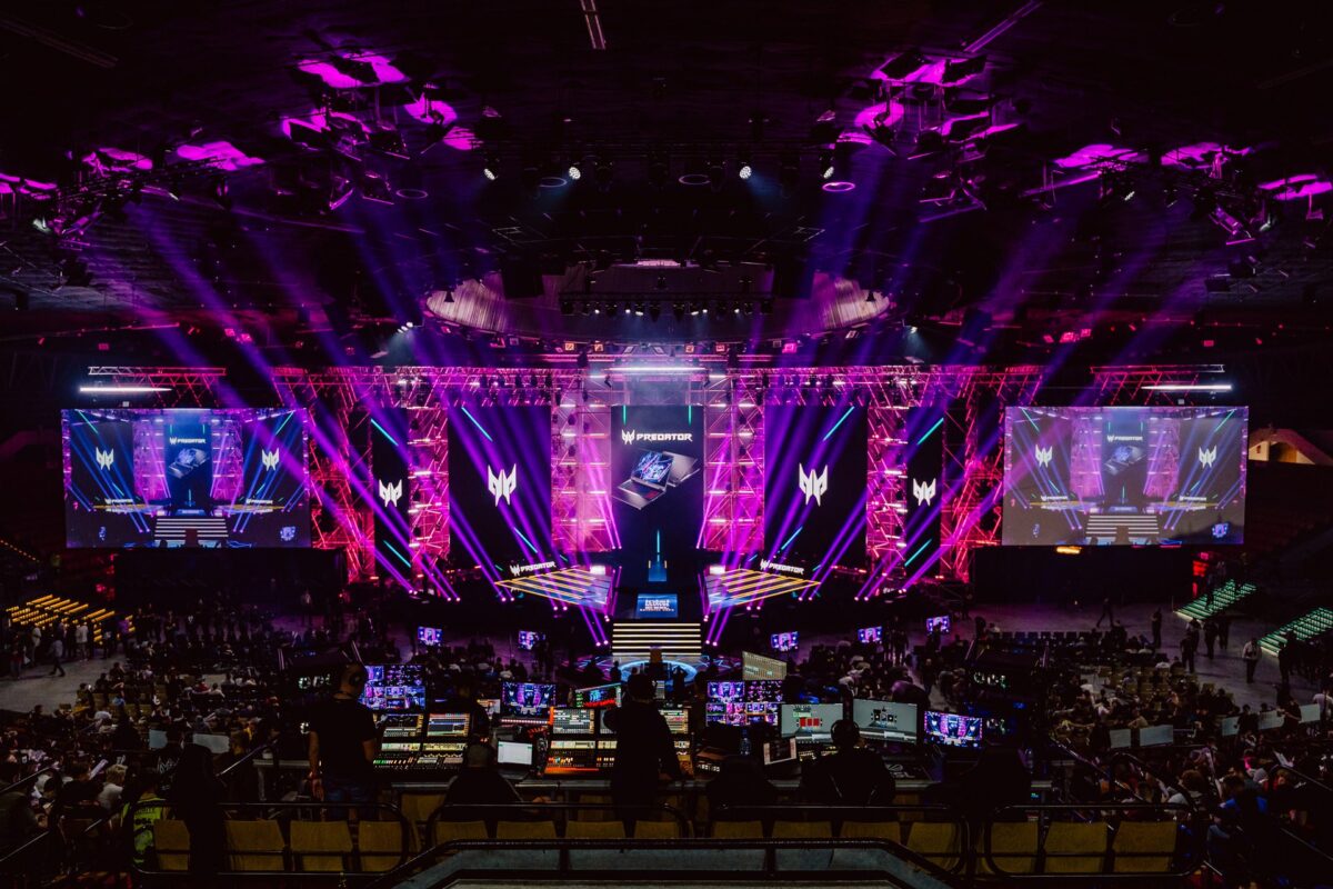 Scena IEM w fioletowym świetle Predator, widok z trybun, IEM Katowice 2024
