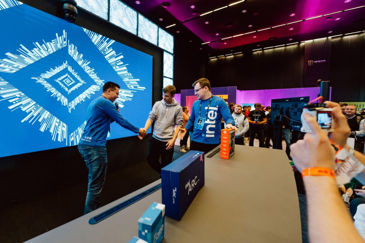 Prowadzący konkurs na scenie Intel Extreme Masters przed ekranem LED, IEM Katowice 2024