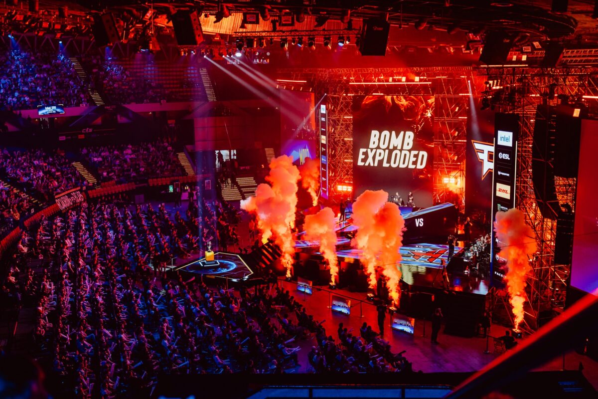 Słupy ognia na scenie i napis Bomb Exploded nad areną, IEM Katowice 2024
