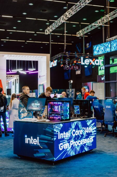 Stoisko Intel Core 14. generacji ze stanowiskami do testów w hali Expo, IEM Katowice 2024