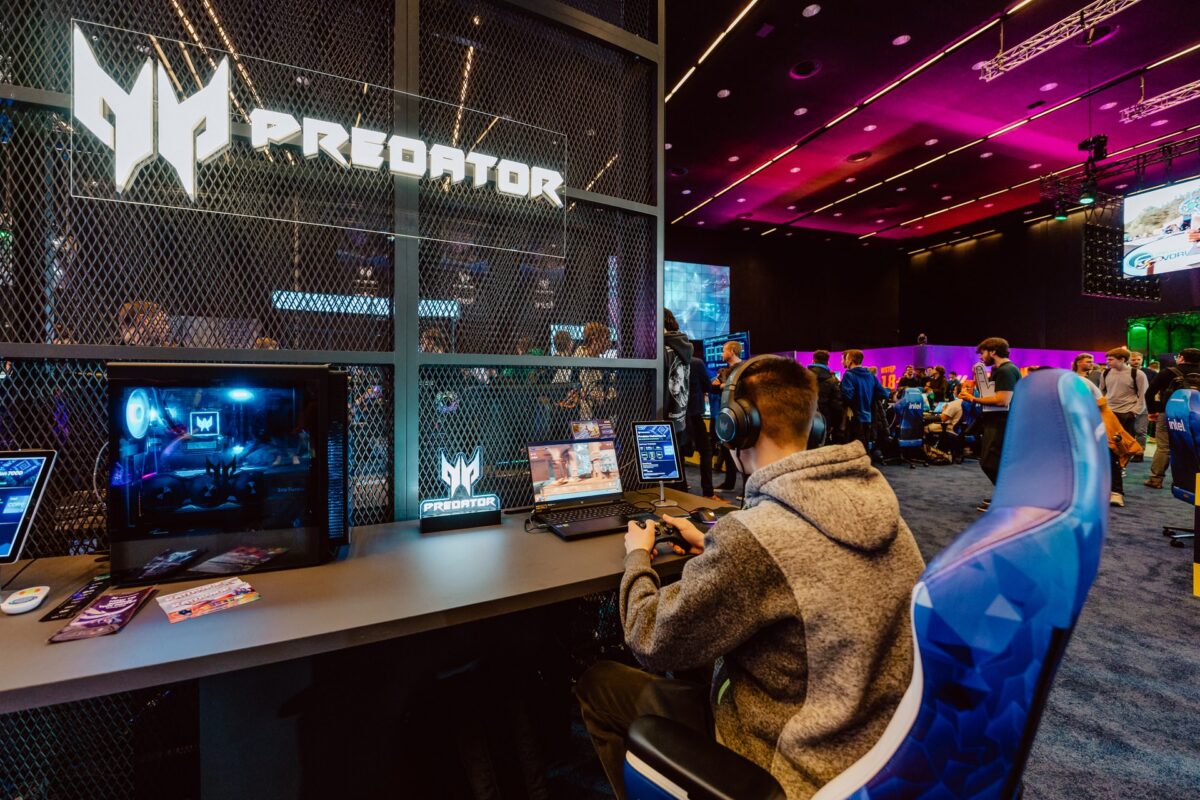 Stoisko Predator z podświetlonym logo i stanowiskami gier na targach IEM Katowice 2024