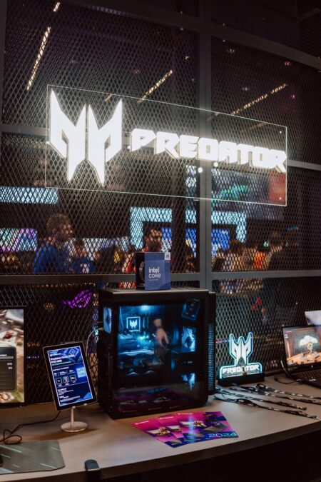 Podświetlone logo Predator nad stanowiskiem z komputerem na stoisku, IEM Katowice 2024