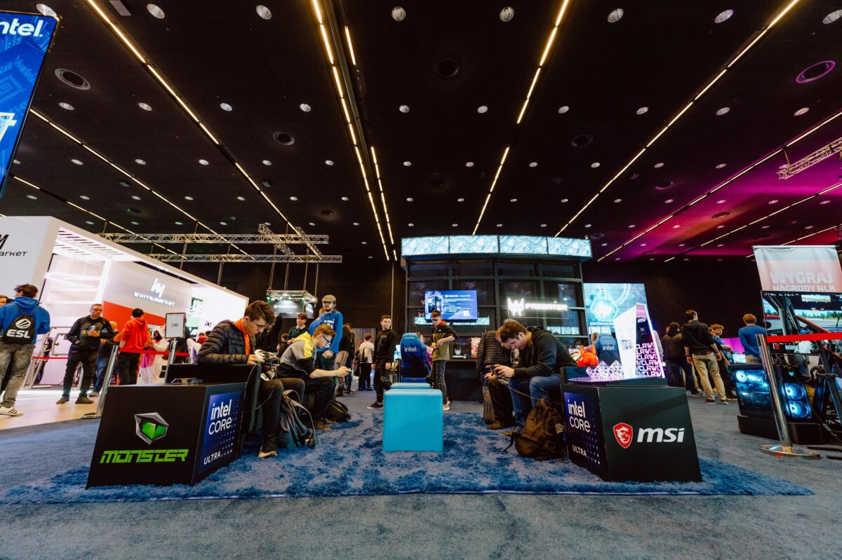 Strefa Intel na IEM Katowice 2024 z kostkami MSI i stanowiskami do gry