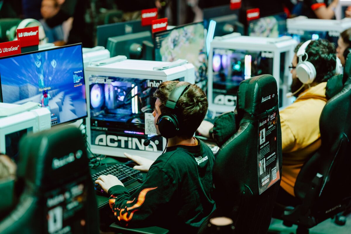 Gracze przy stanowiskach LG UltraGear i komputerach Actina w hali Expo, IEM Katowice 2024