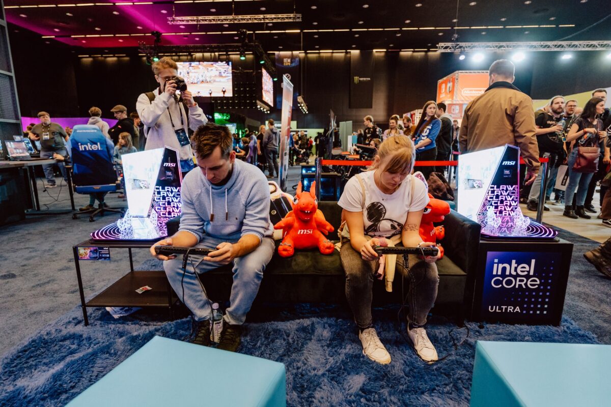 Strefa testów konsol MSI Claw z maskotkami smoków na targach IEM Katowice 2024
