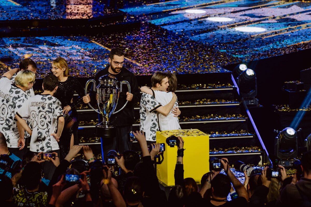 Team Spirit odbiera puchar na scenie Spodka, IEM Katowice 2024