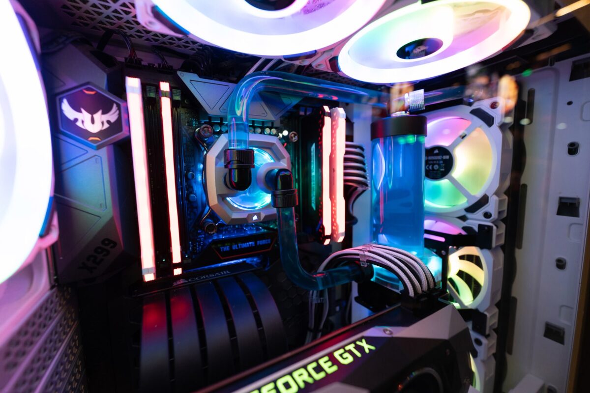 Wnętrze moddowanego komputera z chłodzeniem wodnym i podświetleniem RGB, IEM Katowice 2024