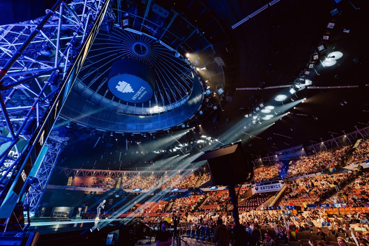 Wnętrze Spodka z konstrukcją sceny i trybunami, IEM Katowice 2024