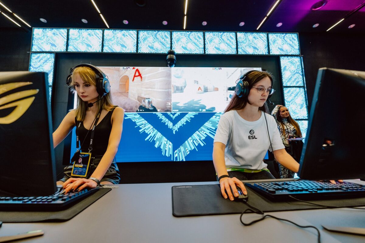Dwie zawodniczki podczas pokazowego meczu na scenie Intel, IEM Katowice 2024