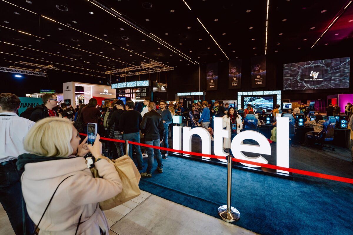 Uczestniczka fotografuje podświetlony napis Intel na IEM Katowice 2024