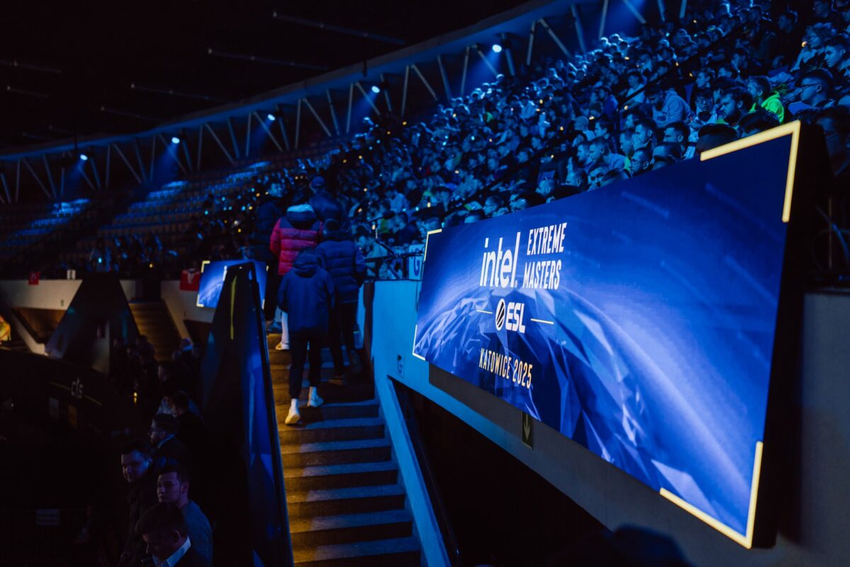Baner IEM Katowice 2025 wzdłuż schodów trybuny w Spodku