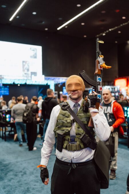 Cosplayer postaci z Counter-Strike w kamizelce i z repliką broni w hali Expo IEM Katowice 2025