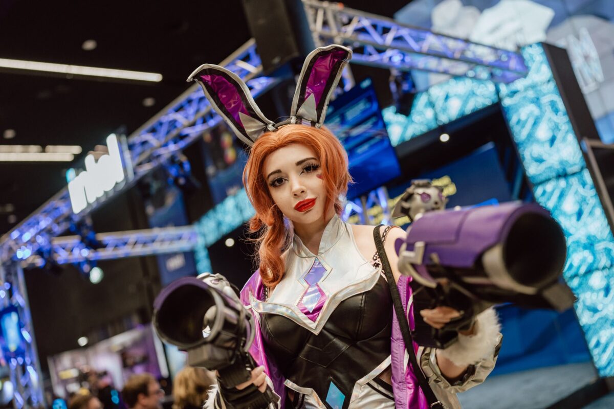 Cosplayerka z bronią z gry przy stoisku Intel, IEM Katowice 2025