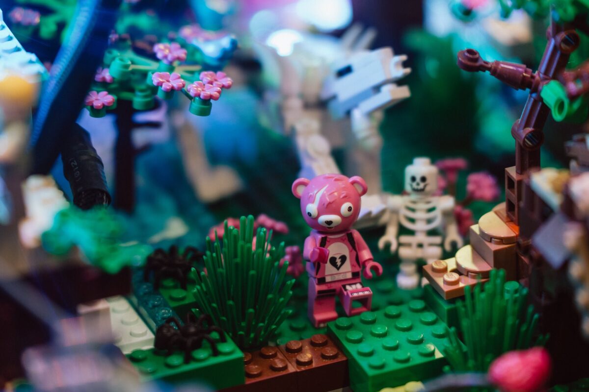 Diorama z klocków z postaciami z gier na IEM Katowice 2025