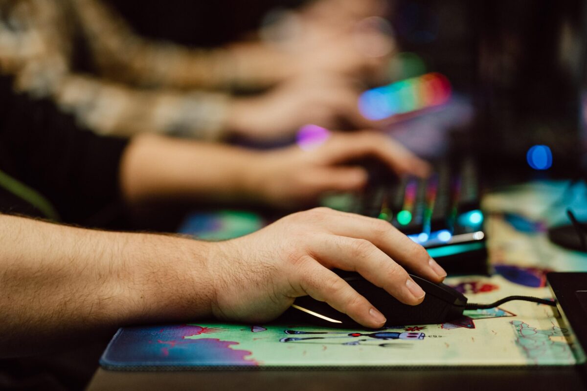 Dłoń na podświetlanej myszce gamingowej na stanowisku IEM Expo, IEM Katowice 2025