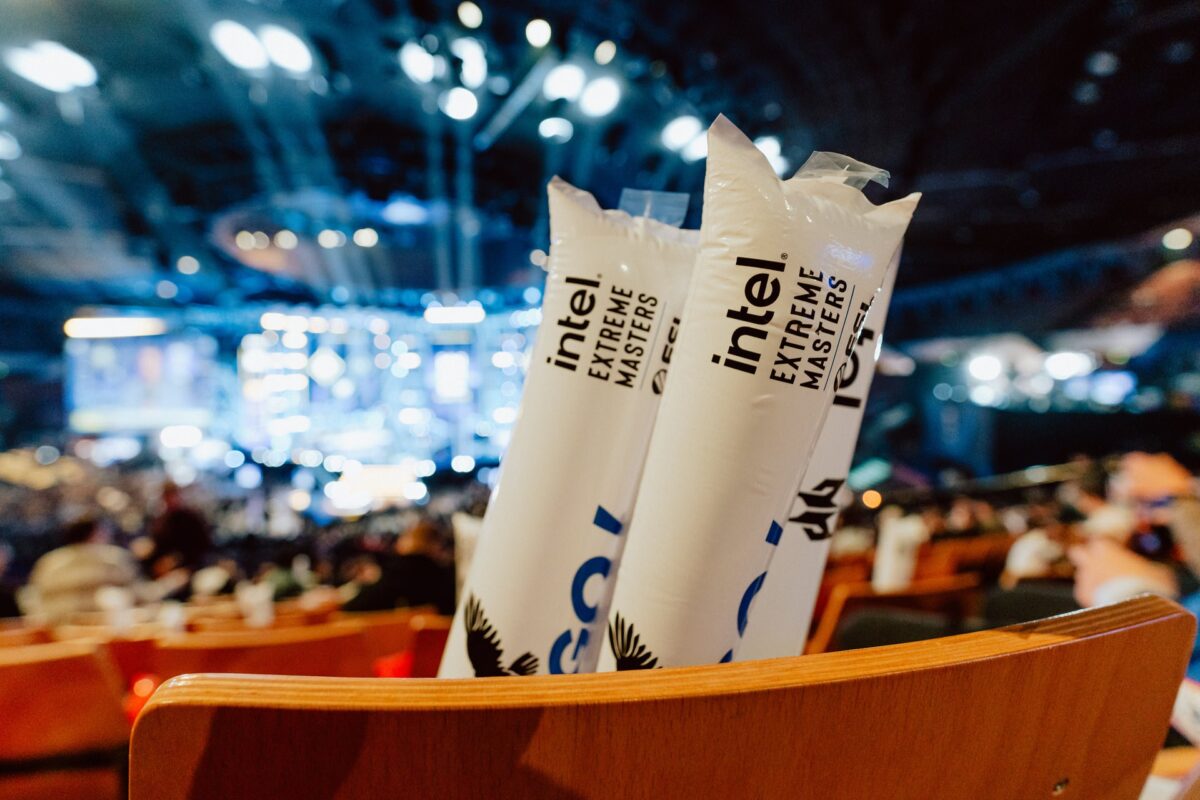 Dmuchane kibicowskie pałki Intel Extreme Masters na fotelu w Spodku, IEM Katowice 2025