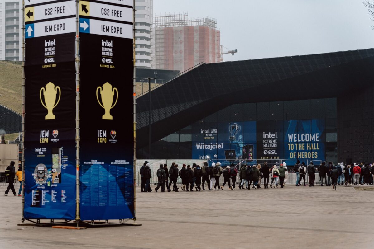 Drogowskaz IEM Expo i kolejka zwiedzających przed MCK podczas IEM Katowice 2025