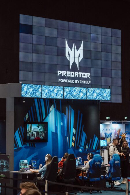 Ekran z logo Predator nad stoiskiem z graczami w hali Expo IEM Katowice 2025