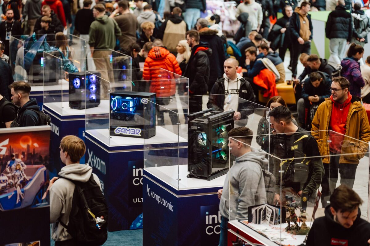Gablotki z komputerami gamingowymi i zwiedzający na stoisku w hali Expo IEM Katowice 2025