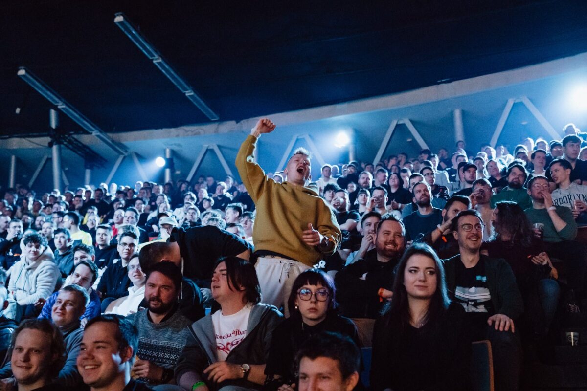 Kibic wstaje z uniesioną pięścią na trybunie Spodka podczas IEM Katowice 2025