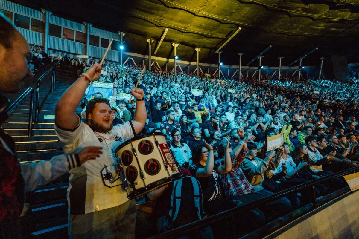 Kibic z bębnem dopinguje drużynę na trybunach Spodka, IEM Katowice 2025