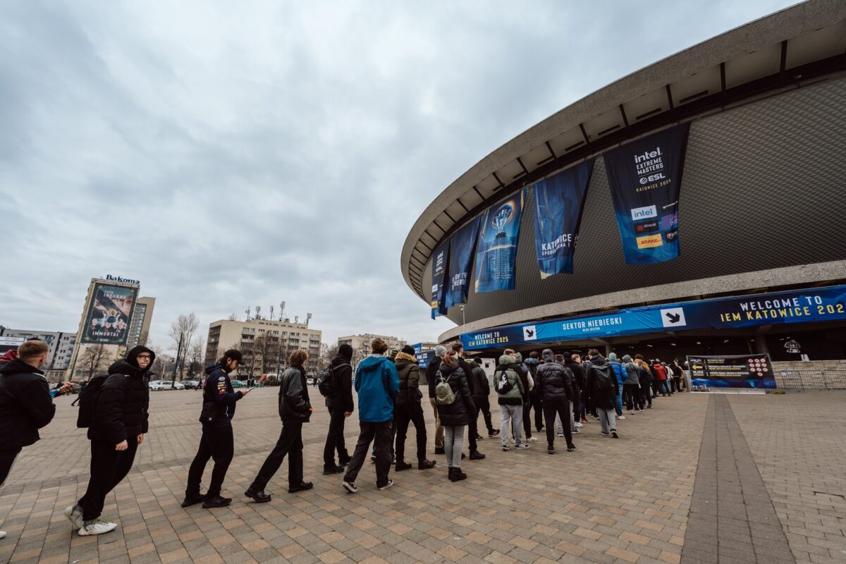 Kolejka kibiców przed Spodkiem w dniu finałów IEM Katowice 2025
