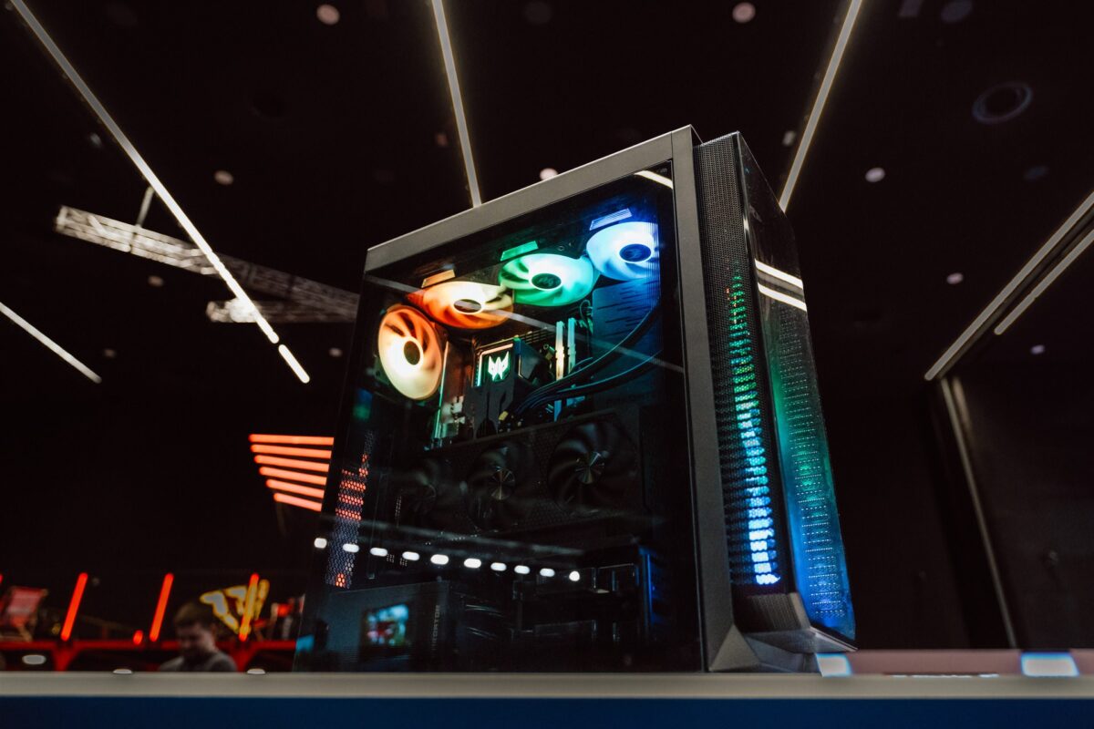 Podświetlany komputer Acer Predator na stoisku Intel podczas IEM Katowice 2025