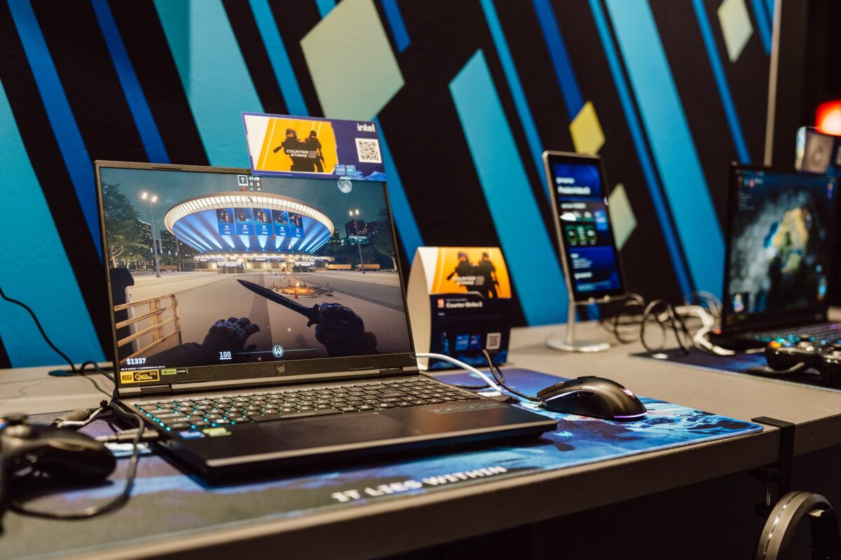Laptop Acer Predator z wirtualnym Spodkiem na ekranie na stoisku podczas IEM Katowice 2025