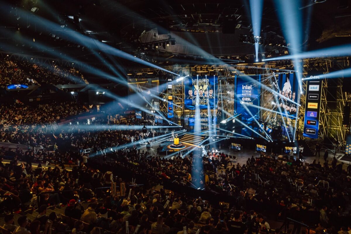 Lasery i światła nad sceną finałową IEM Katowice 2025 w pełnym Spodku