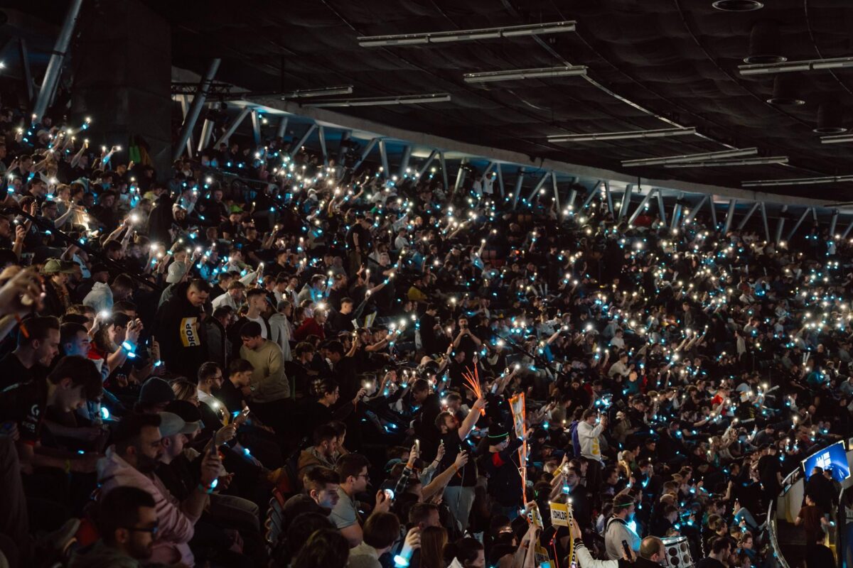 Trybuny Spodka rozświetlone latarkami telefonów podczas finału IEM Katowice 2025