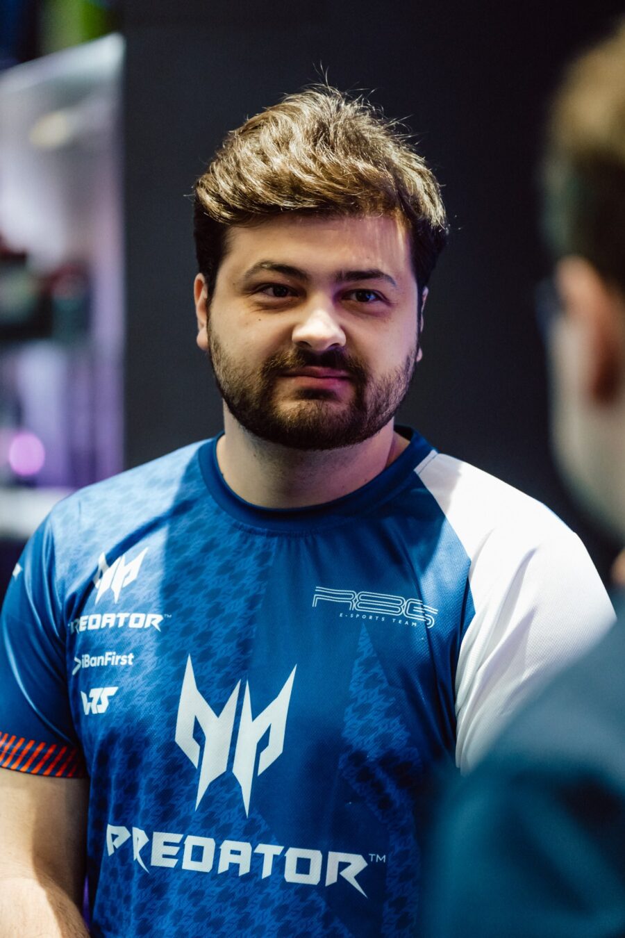Mistrz simracingu w koszulce Predator podczas sesji Race Like a Pro na IEM Katowice 2025