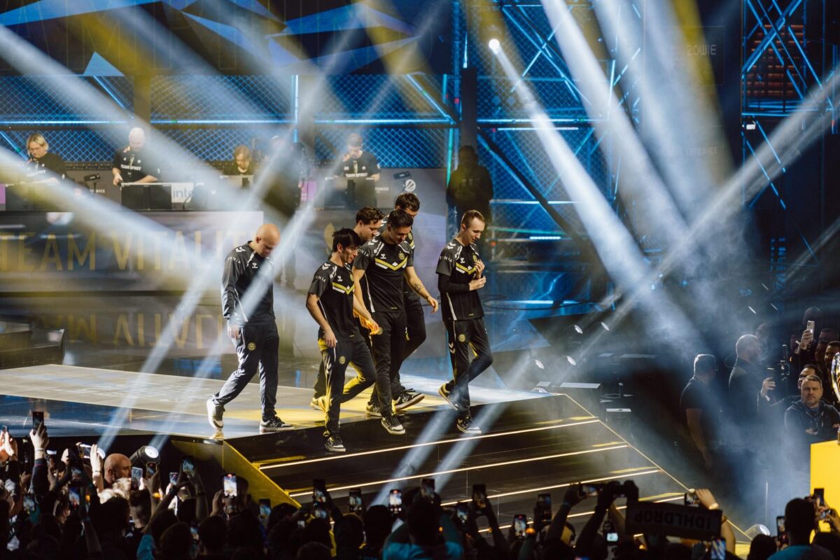 Team Vitality wchodzi na scenę w snopach świateł po zwycięstwie, IEM Katowice 2025