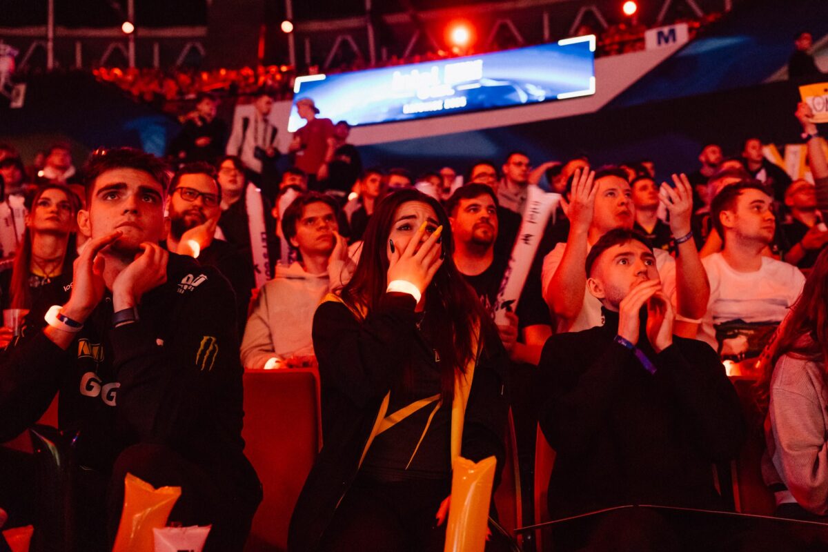 Napięcie na trybunach w czerwonym świetle, IEM Katowice 2025